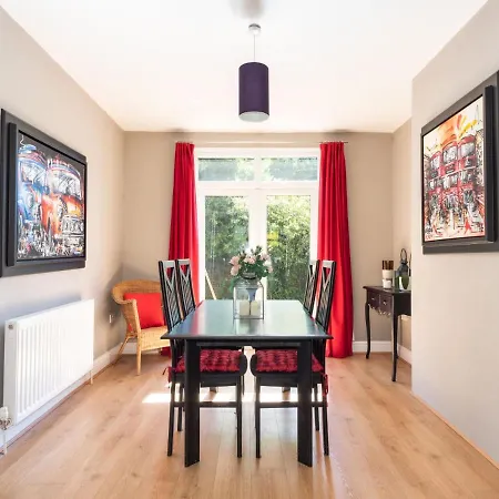 Casa de Férias 36 Westminster Road Bright & Spacious 2-bed In With Garden Pass The Keys