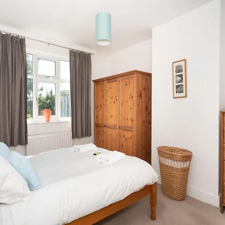 Casa de Férias 36 Westminster Road Bright & Spacious 2-bed In With Garden Pass The Keys