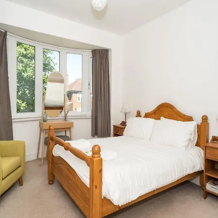 36 Westminster Road Bright & Spacious 2-bed In With Garden Pass The Keys *