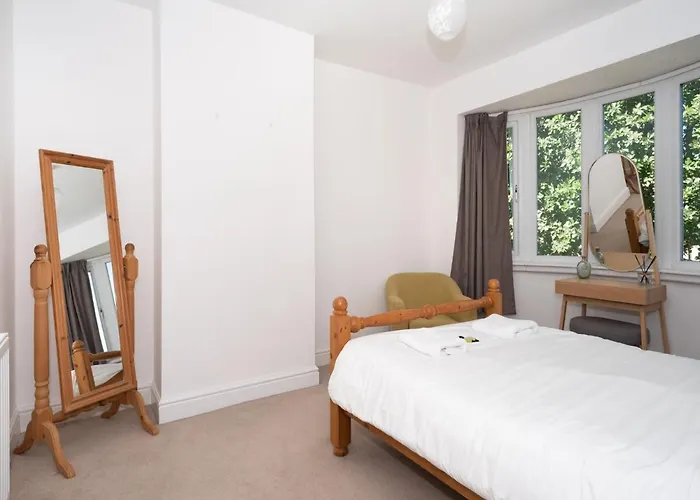 36 Westminster Road Bright & Spacious 2-bed In With Garden Pass The Keys *