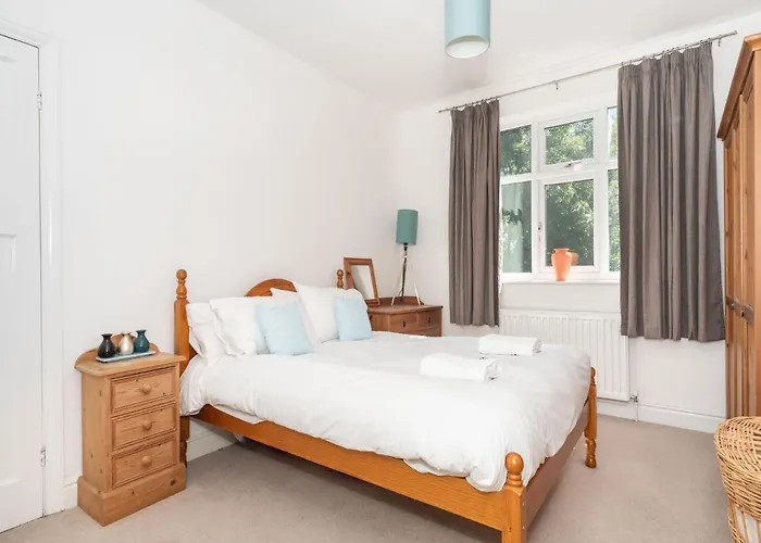 36 Westminster Road Bright & Spacious 2-bed In With Garden Pass The Keys