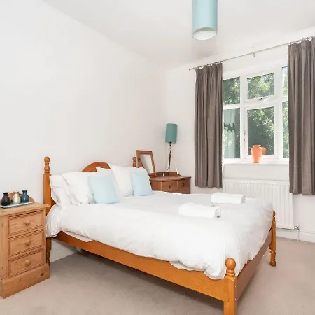 Bright & Spacious With Garden - Pass The Keys