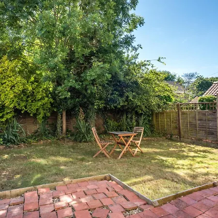 Bright & Spacious With Garden - Pass The Keys * York